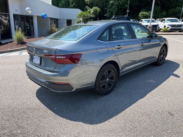 Used 2024 Volkswagen Jetta SE FWD image 3