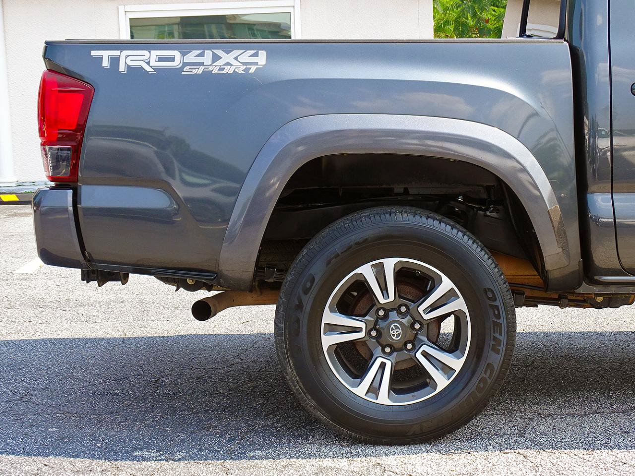 Used 2019 Toyota Tacoma TRD Sport w/ Technology Package AWD/4WD image 14
