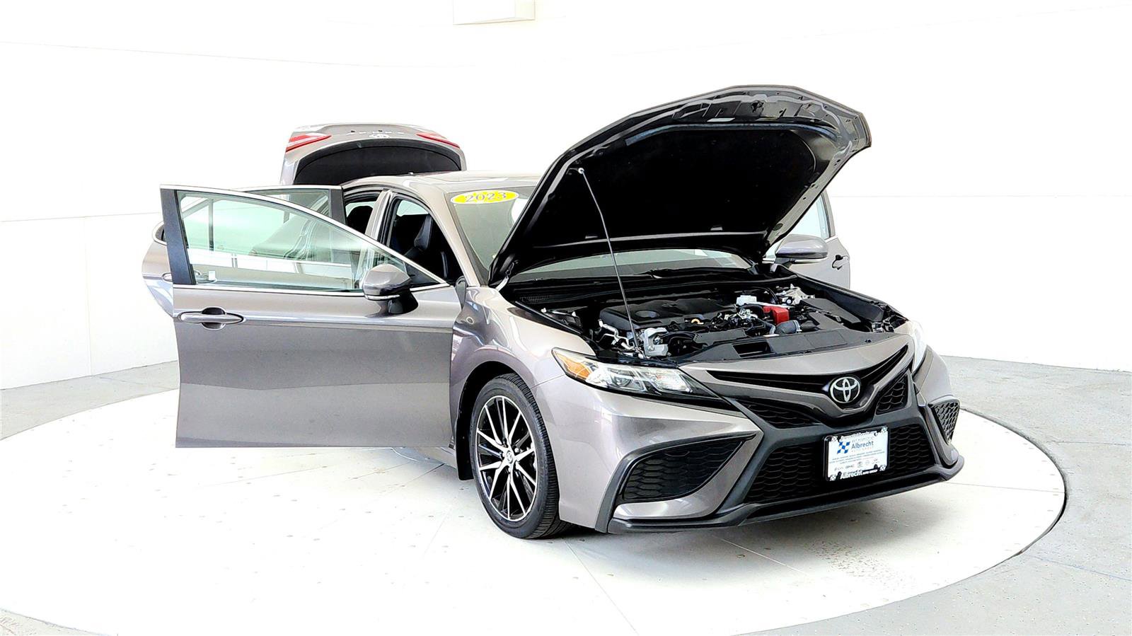 Used 2023 Toyota Camry SE image 9