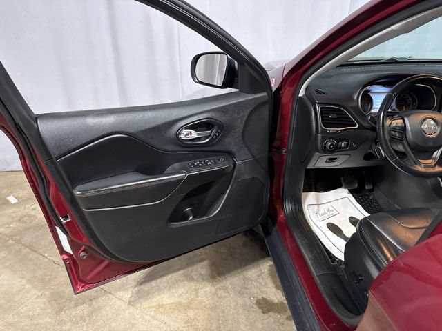 Used 2019 Jeep Cherokee Trailhawk AWD/4WD image 2