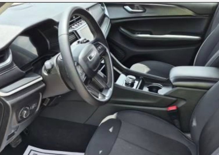 Used 2024 Jeep Grand Cherokee Laredo RWD image 3