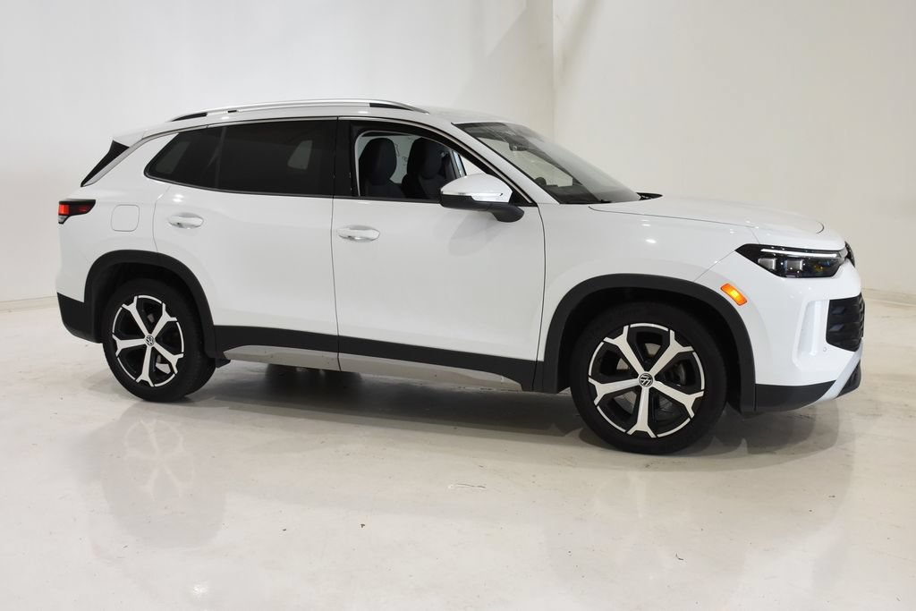 Used 2026 Volkswagen Tiguan SE FWD image 3