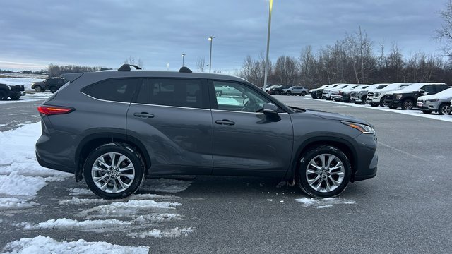 Used 2023 Toyota Highlander Limited image 2