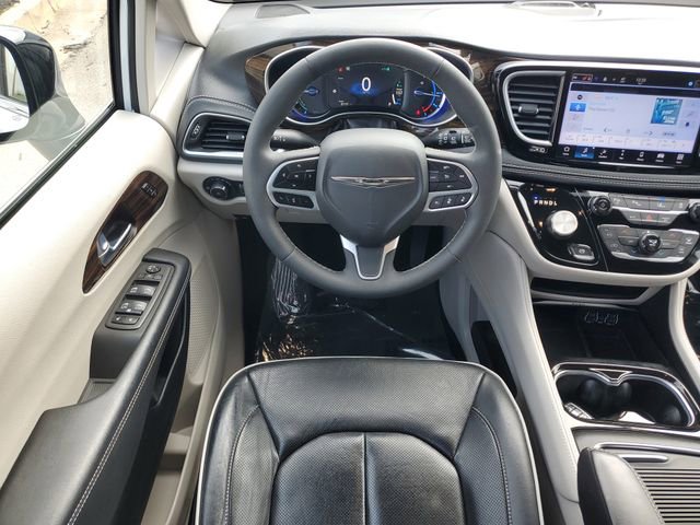 Used 2023 Chrysler Pacifica Limited image 18