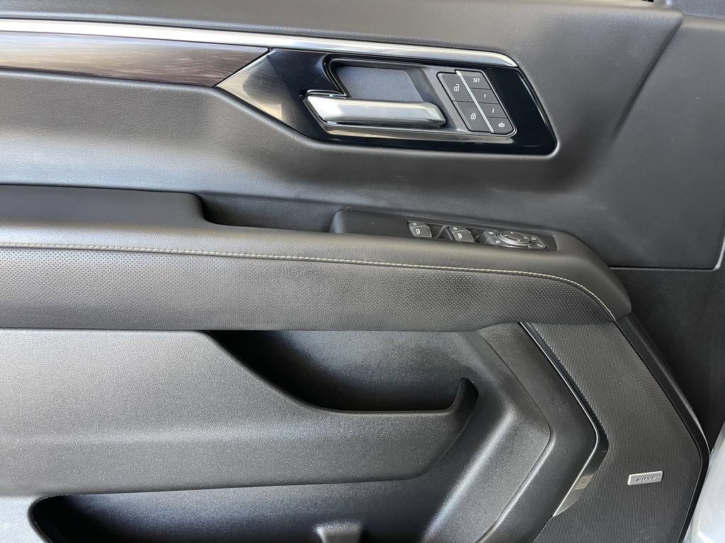 Used 2025 Chevrolet Suburban Premier AWD/4WD image 13