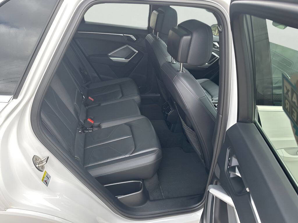 Used 2025 Audi Q3 2.0T Premium image 31