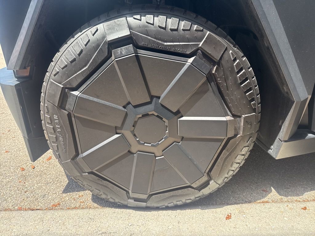 Used 2024 Tesla Cybertruck AWD Crew Cab image 17