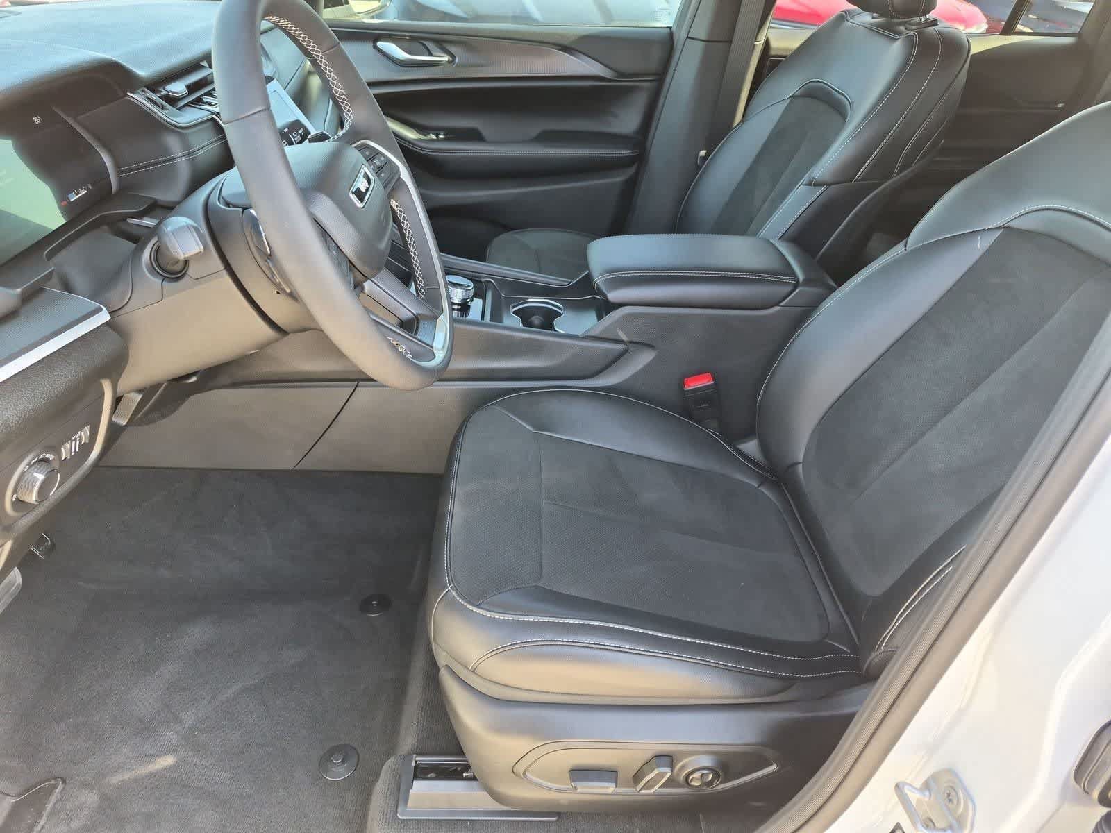Used 2025 Jeep Grand Cherokee Altitude RWD image 15