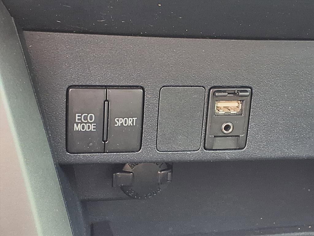 Used 2018 Toyota RAV4 LE image 5