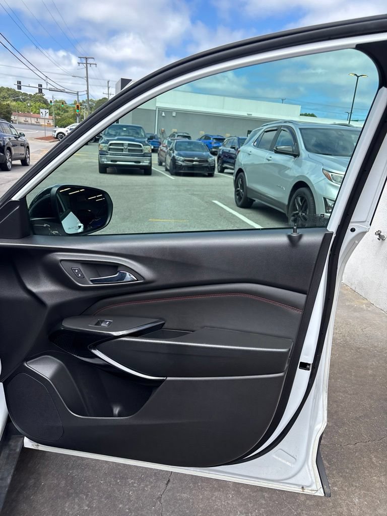 Used 2025 Chevrolet Trax RS FWD image 27