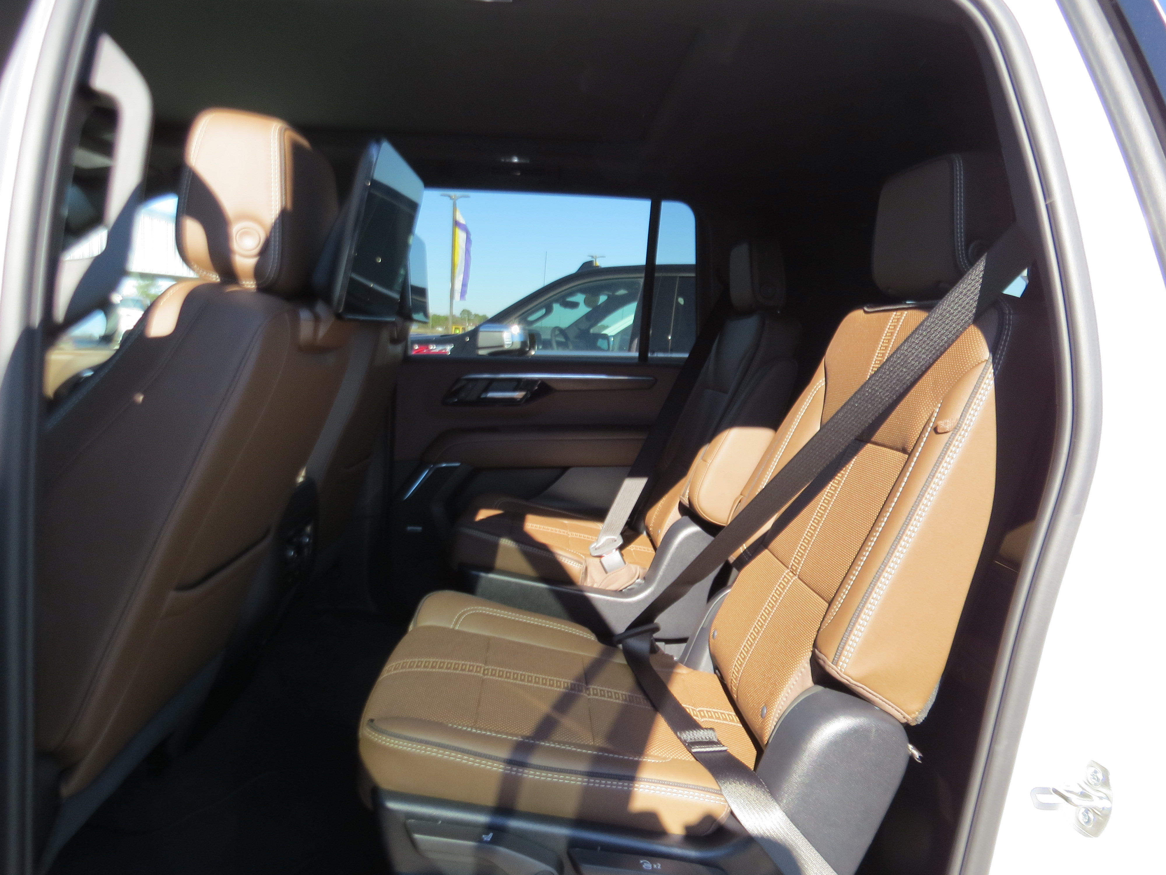 Used 2025 Chevrolet Suburban High Country AWD/4WD image 15