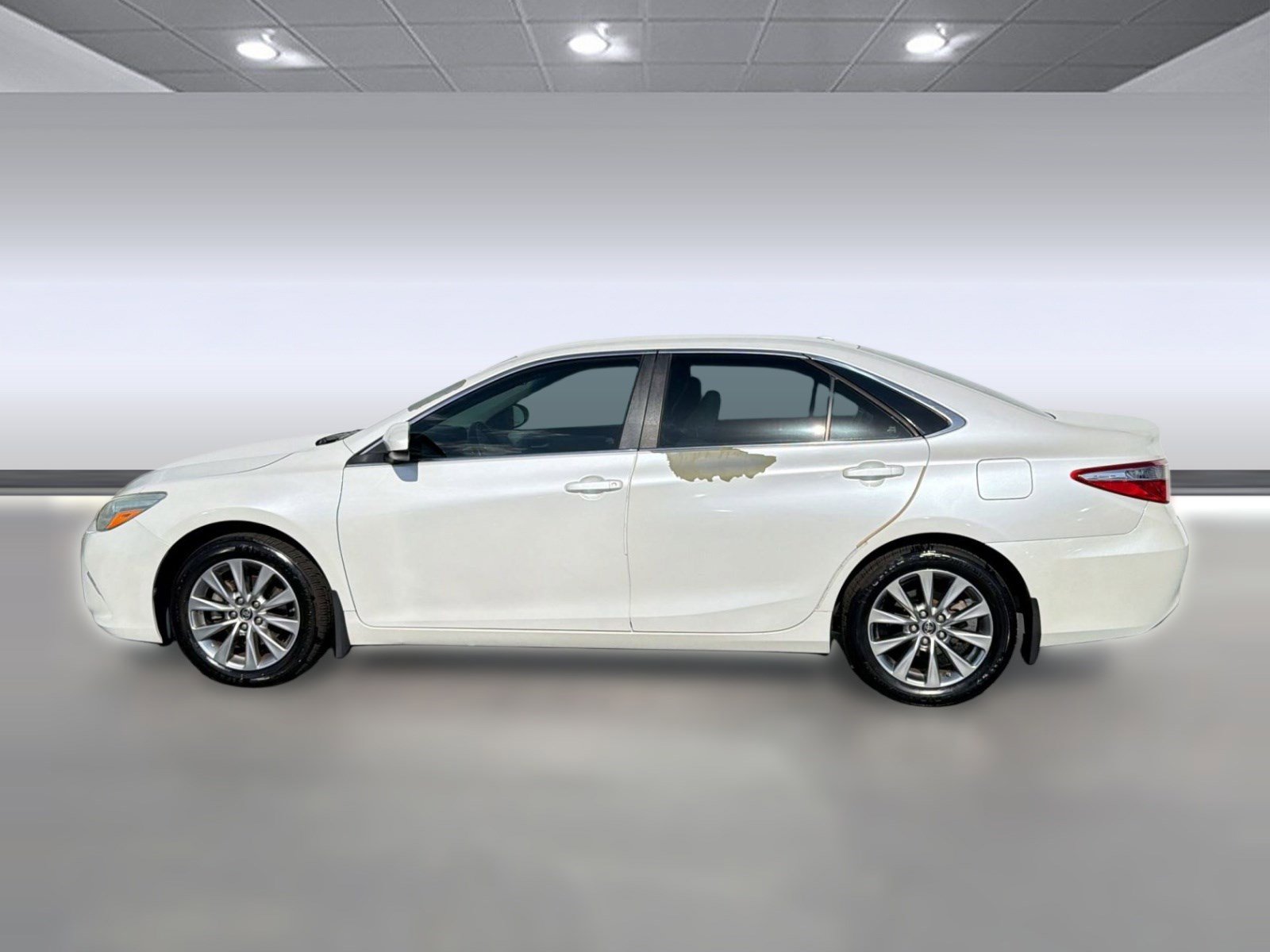 Used 2015 Toyota Camry XLE FWD image 2