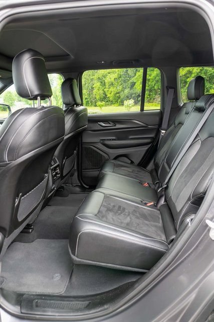 Used 2024 Jeep Grand Cherokee Altitude AWD/4WD image 12