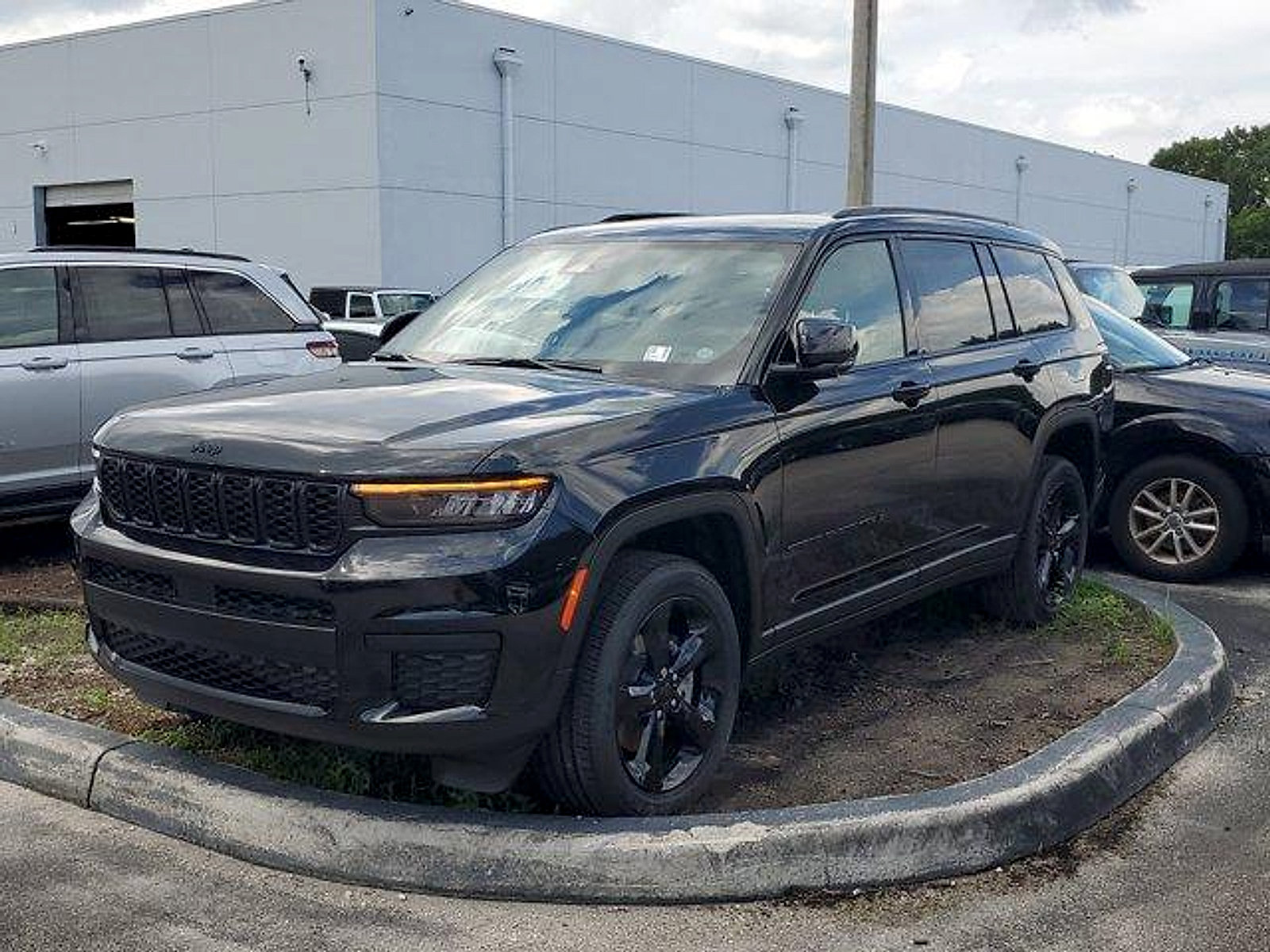 New 2024 Jeep Grand Cherokee L Altitude RWD image 2