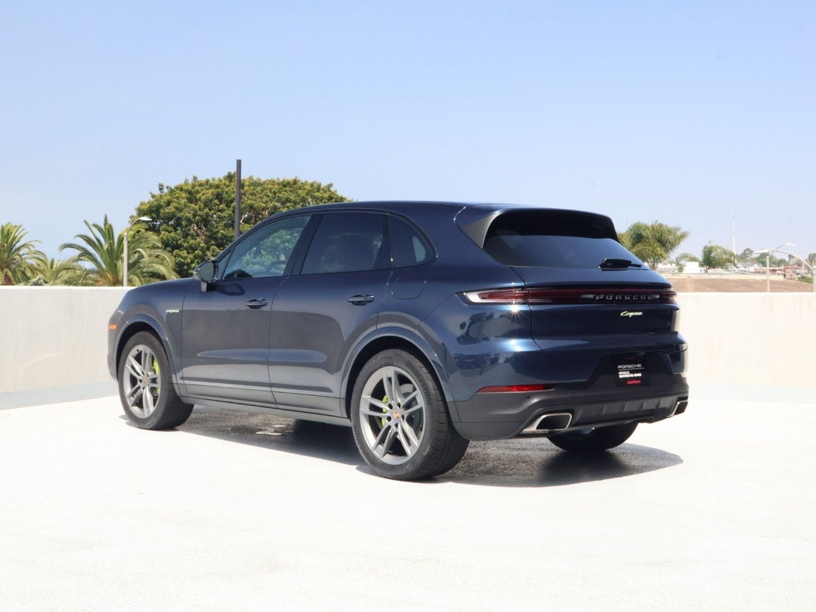 Certified 2026 Porsche Cayenne E-Hybrid w/ Premium Package Plus AWD/4WD image 3