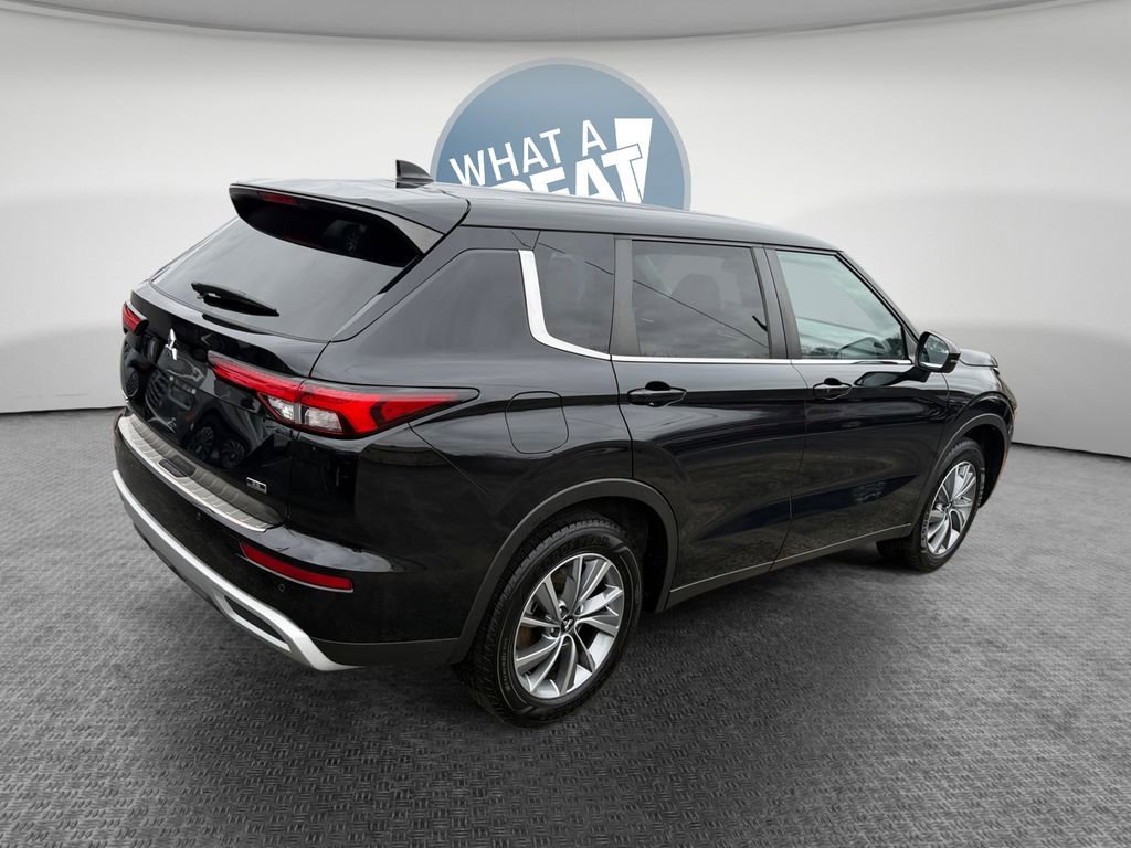 Used 2022 Mitsubishi Outlander SE image 3