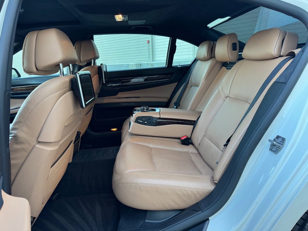 Used 2015 BMW 750Li xDrive image 27