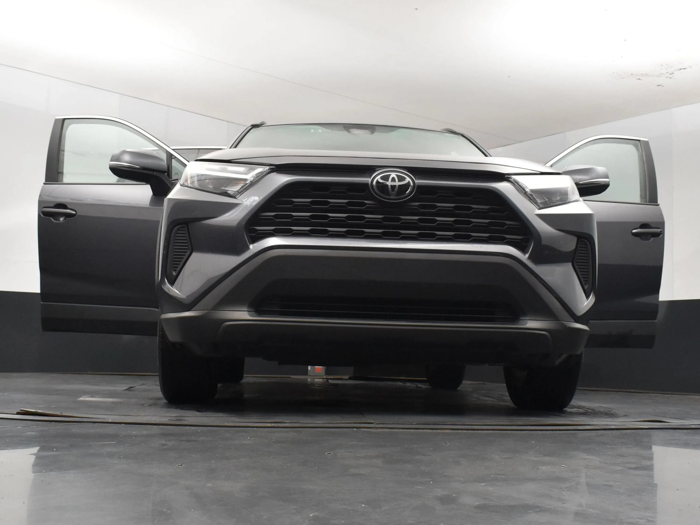 Used 2025 Toyota RAV4 XLE FWD image 8