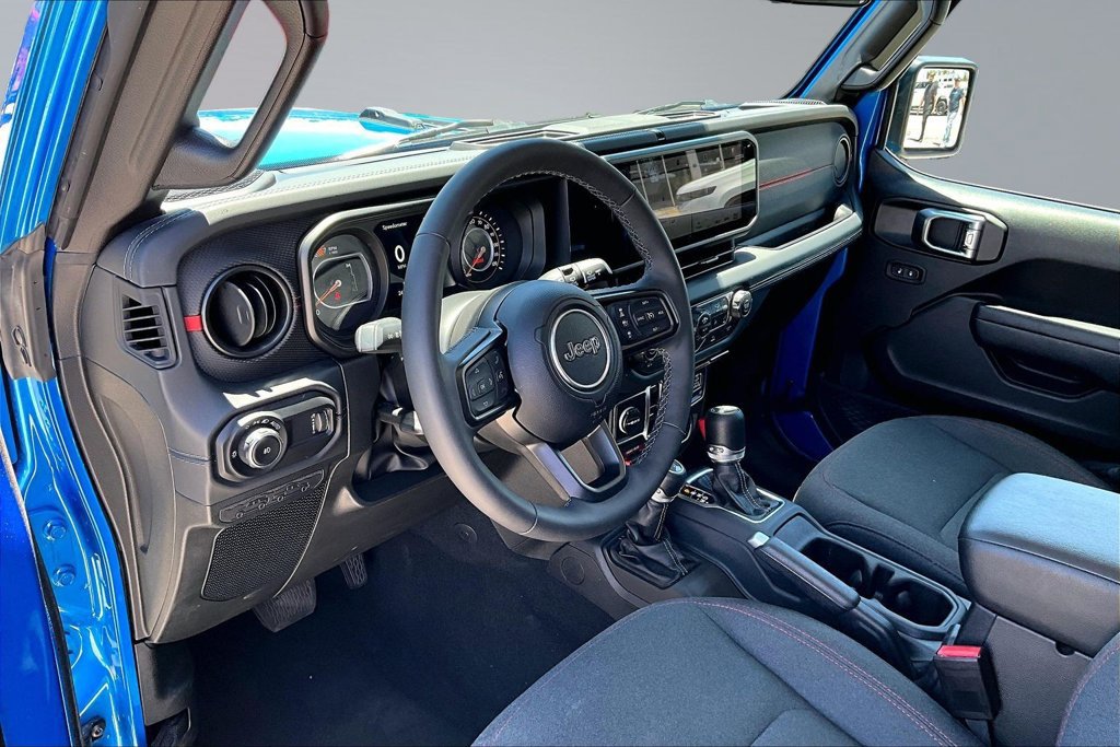 Certified 2025 Jeep Wrangler Unlimited Rubicon w/ Convenience Group AWD/4WD image 4