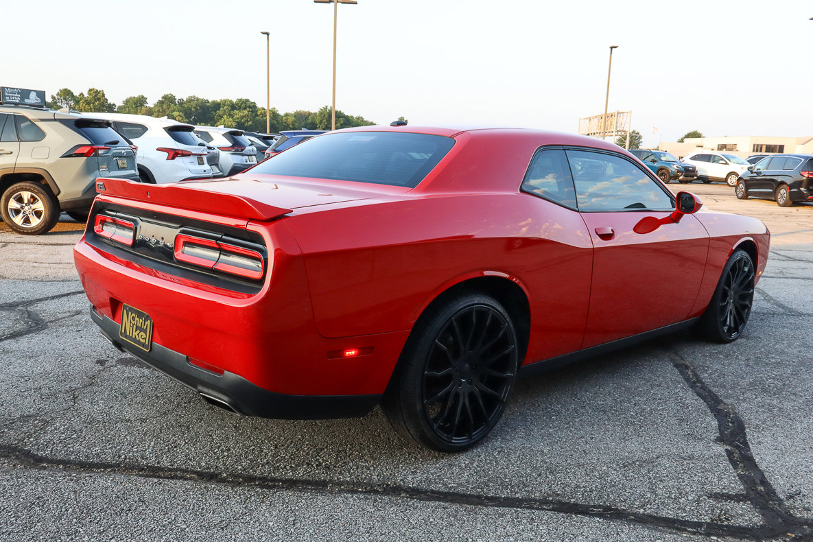 Used 2019 Dodge Challenger SXT image 4