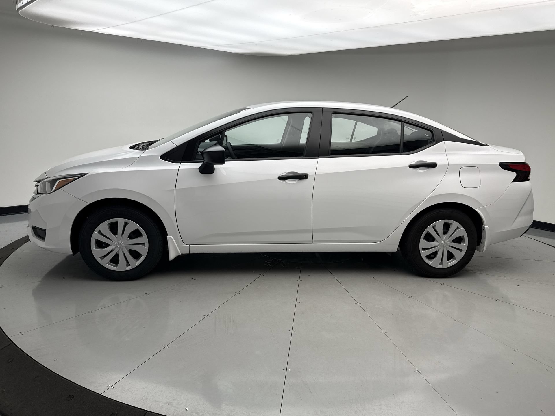Used 2024 Nissan Versa S FWD image 2