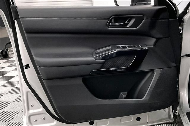 Used 2025 Nissan Pathfinder SV FWD image 19