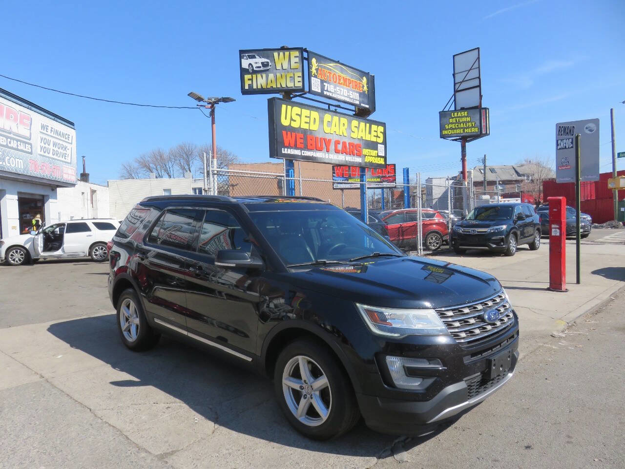 Used 2016 Ford Explorer XLT w/ Equipment Group 202A AWD/4WD image 3