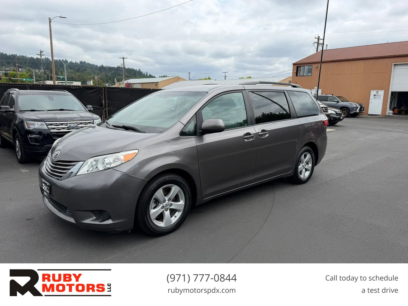 Used 2017 Toyota Sienna LE FWD image 1