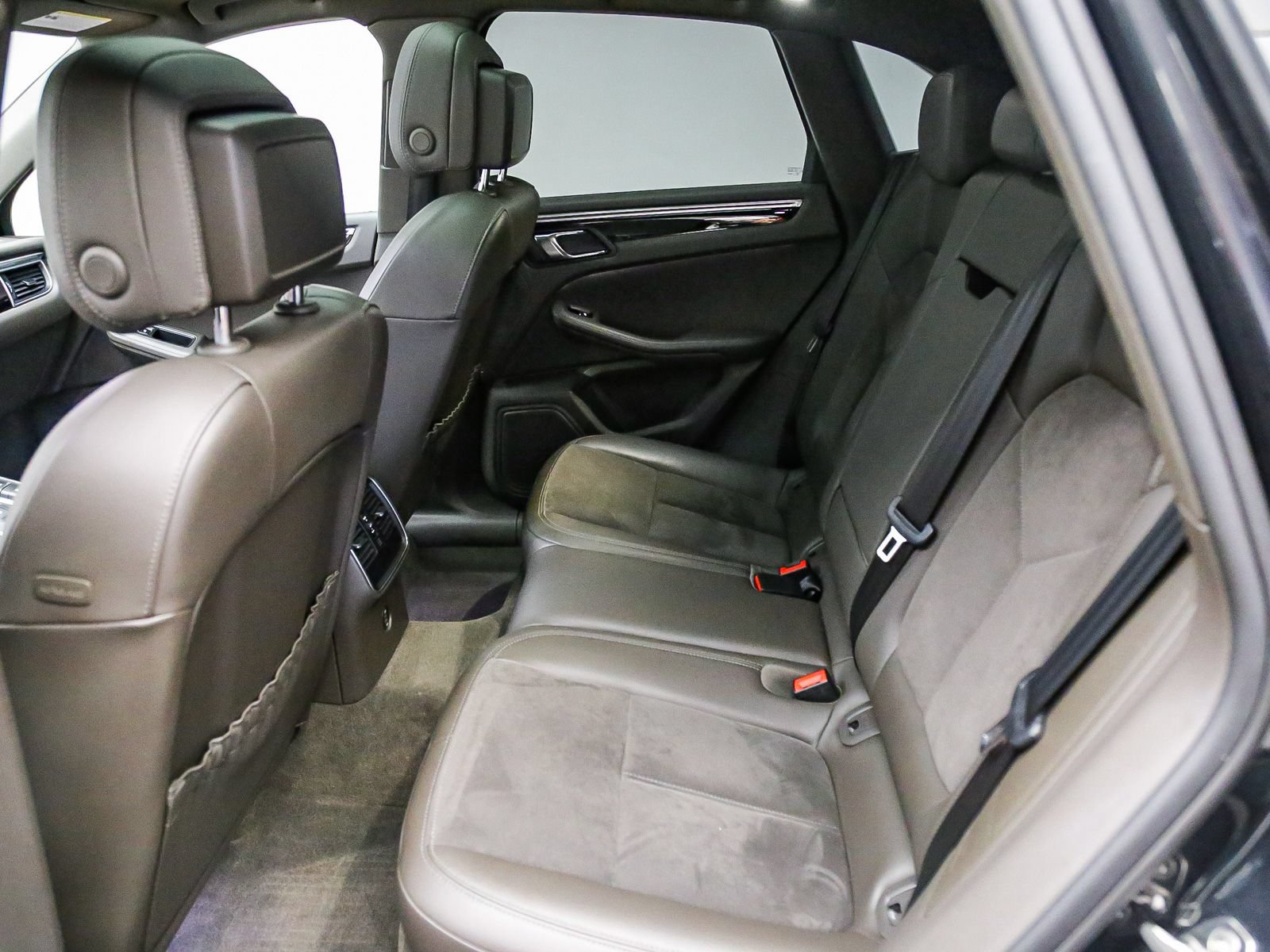 Certified 2017 Porsche Macan AWD/4WD image 23