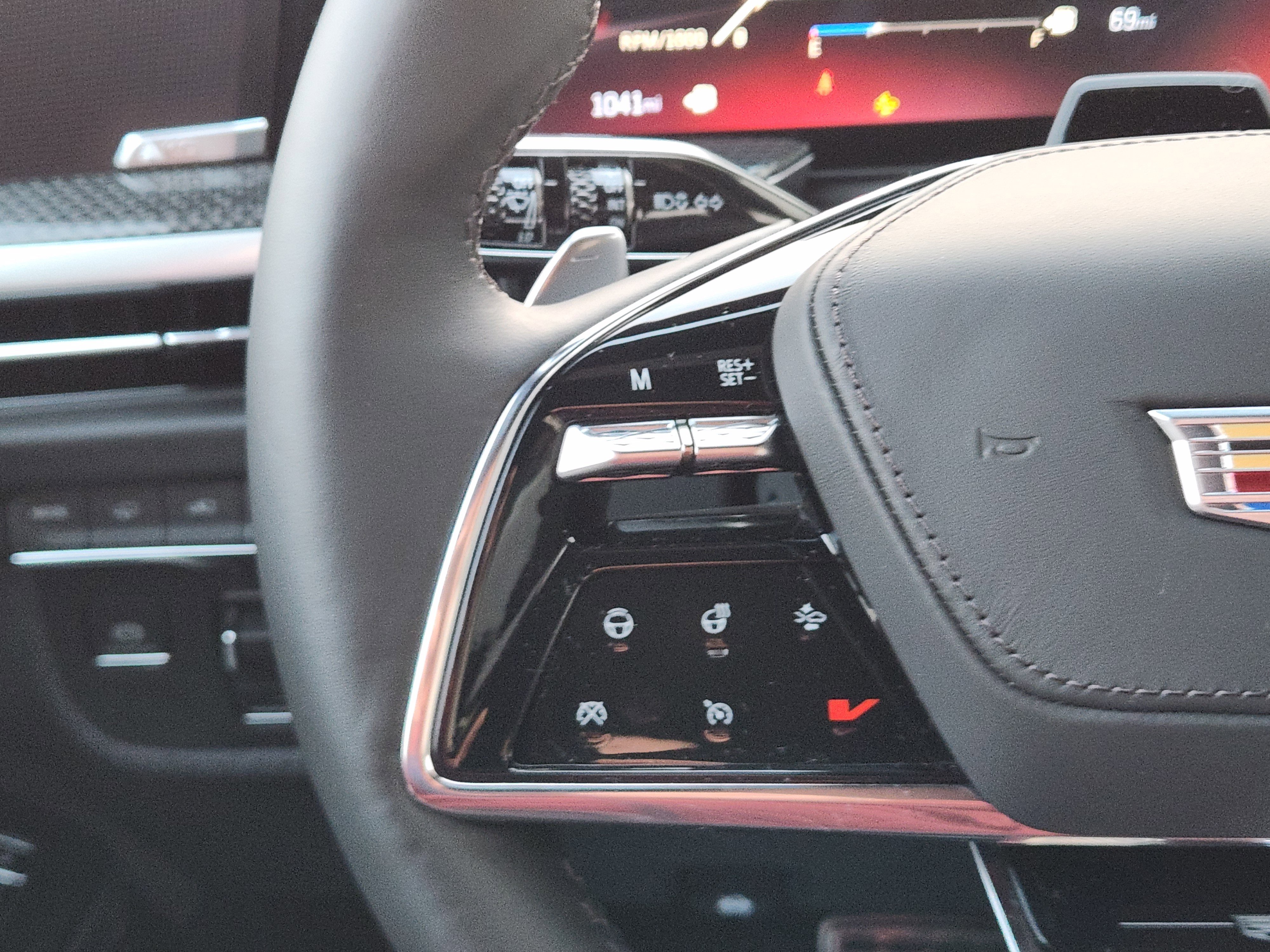 Used 2025 Cadillac Escalade V w/ LPO, ONYX Package image 25