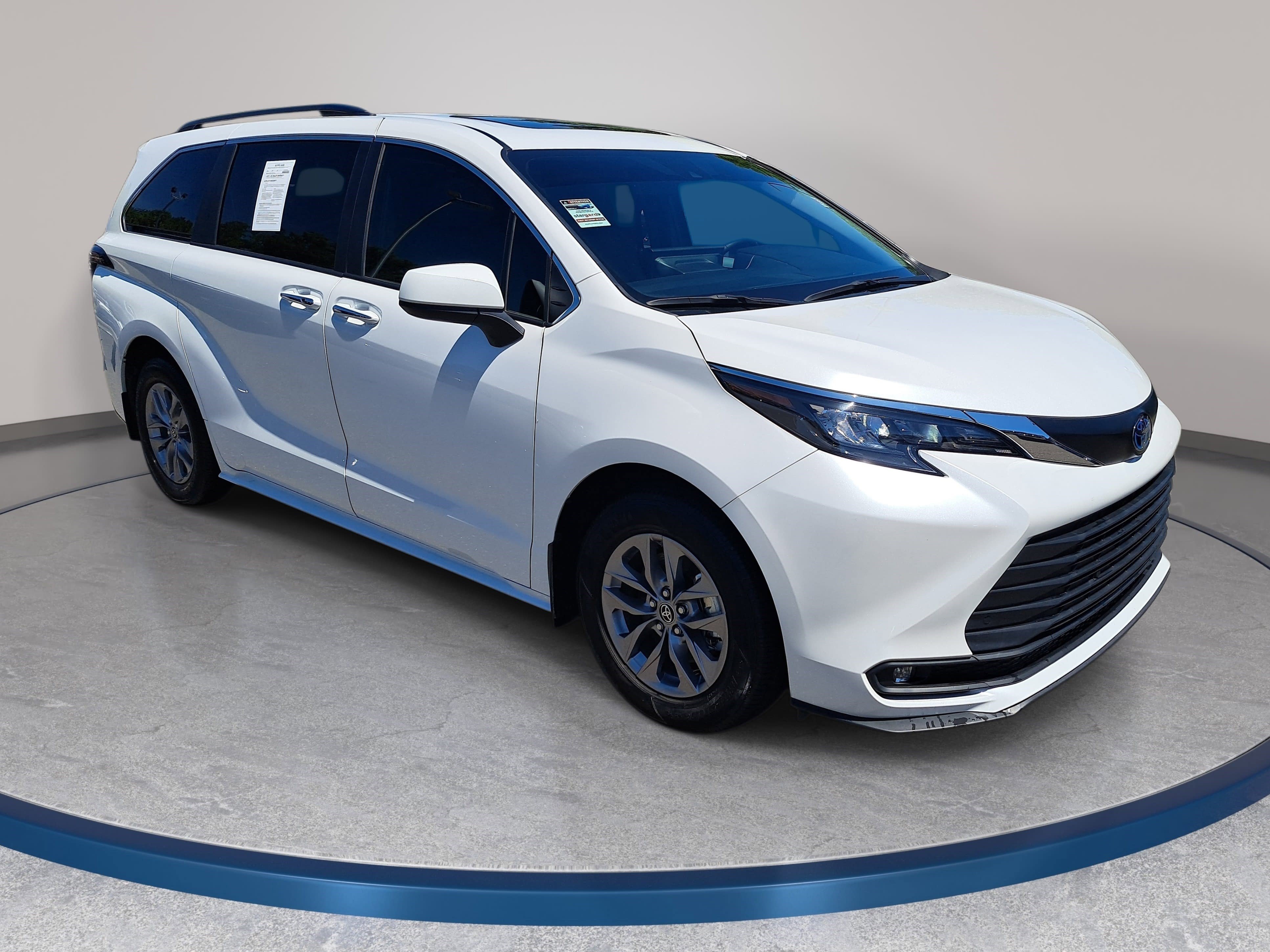 Used 2025 Toyota Sienna XLE FWD image 3
