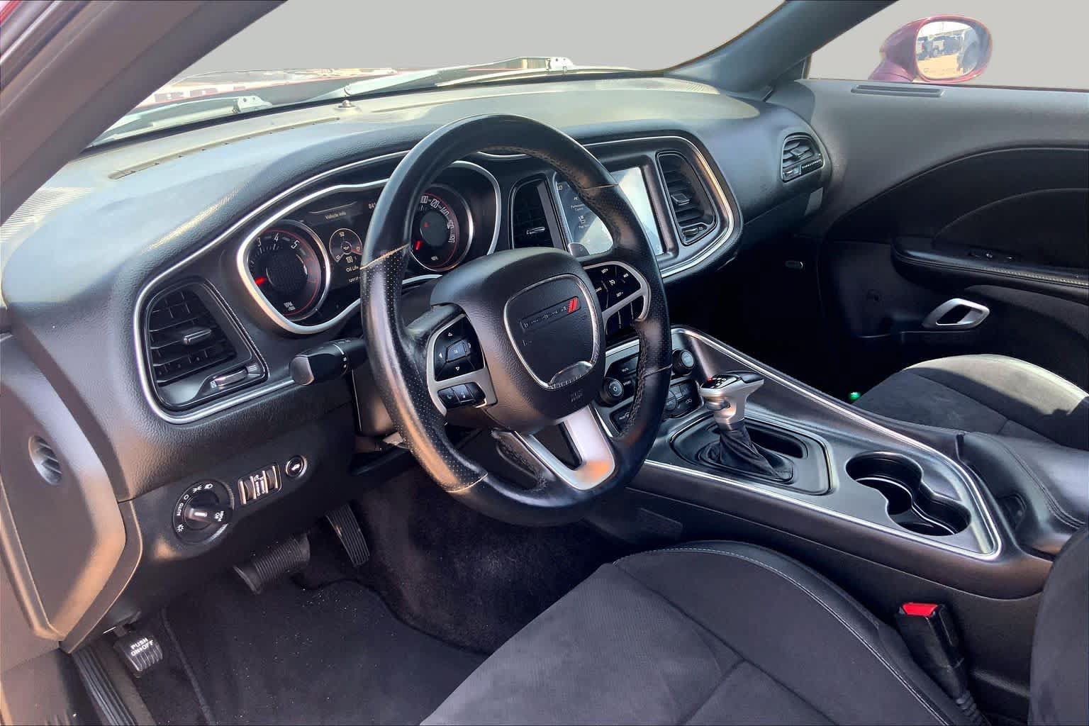 Used 2018 Dodge Challenger R/T Scat Pack w/ Leather Interior Group RWD image 18