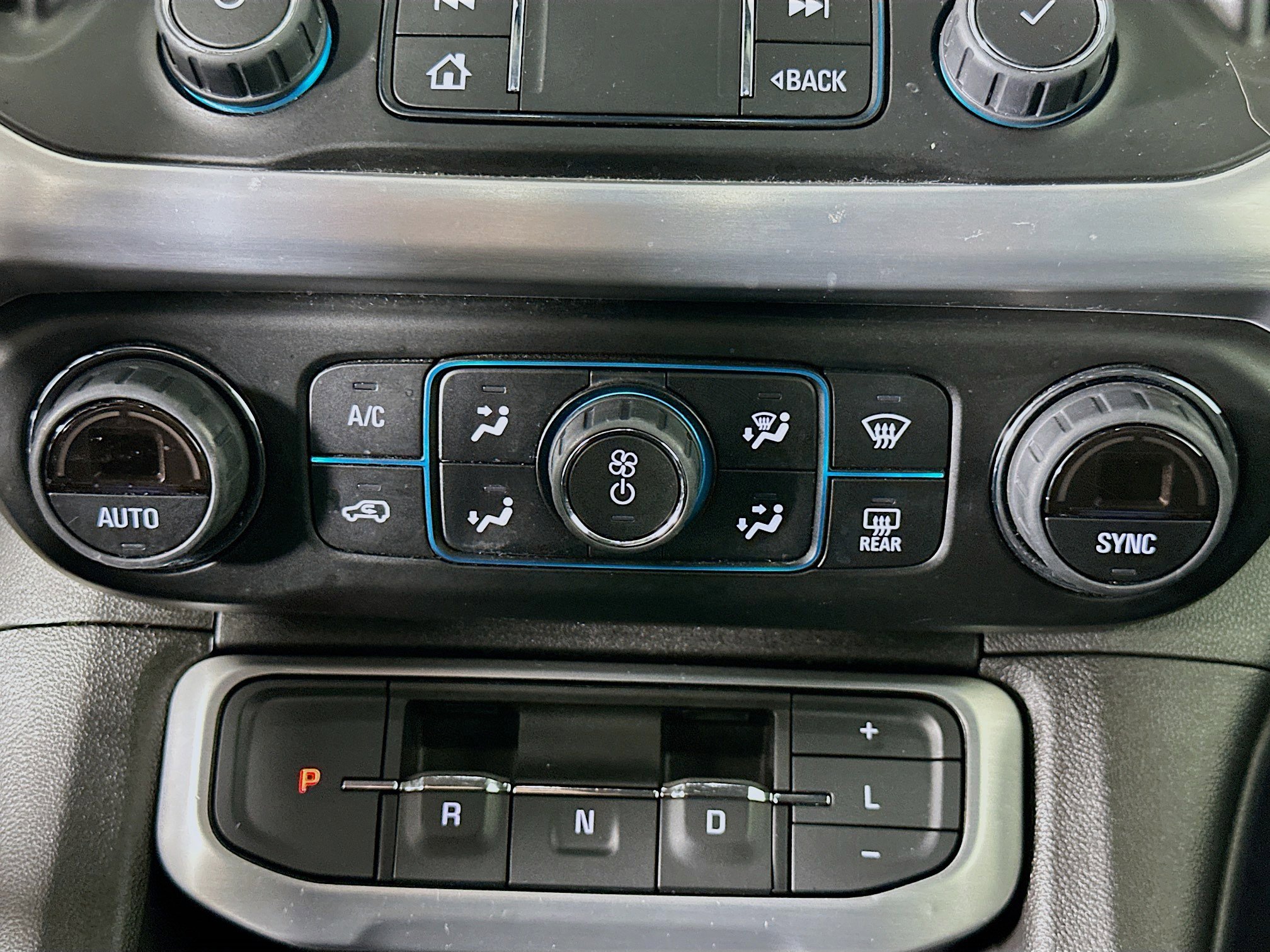 Used 2023 GMC Acadia SLT image 24