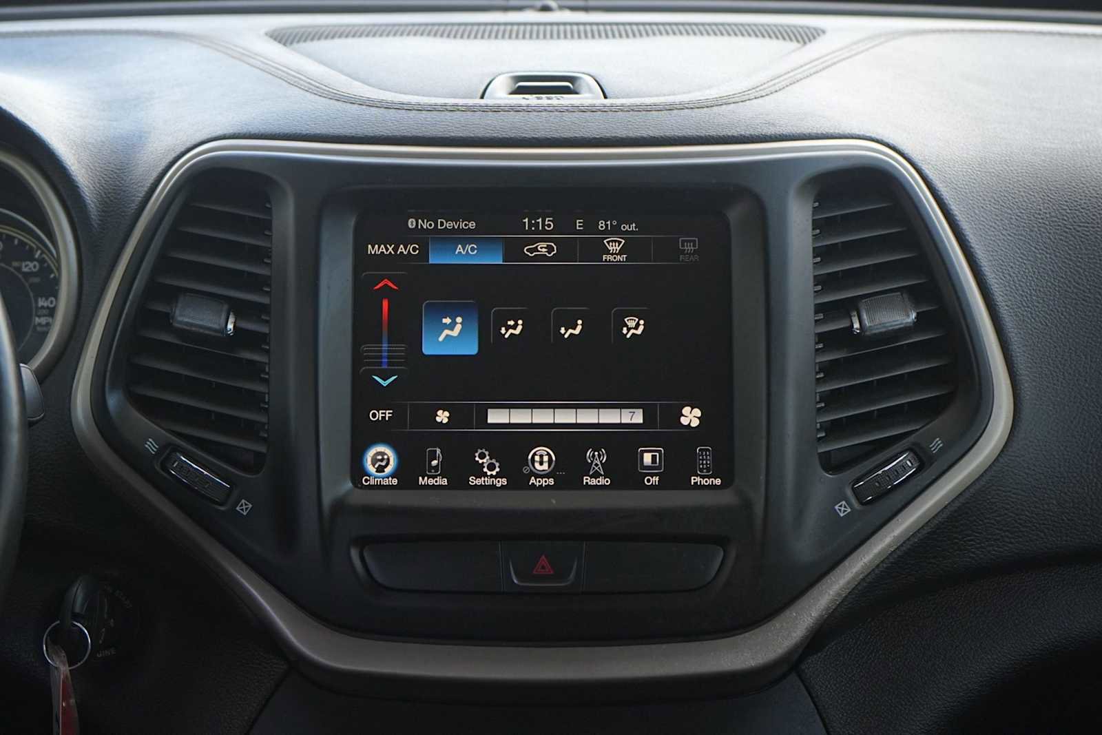 Used 2017 Jeep Cherokee Latitude w/ Comfort & Sound Group FWD image 19