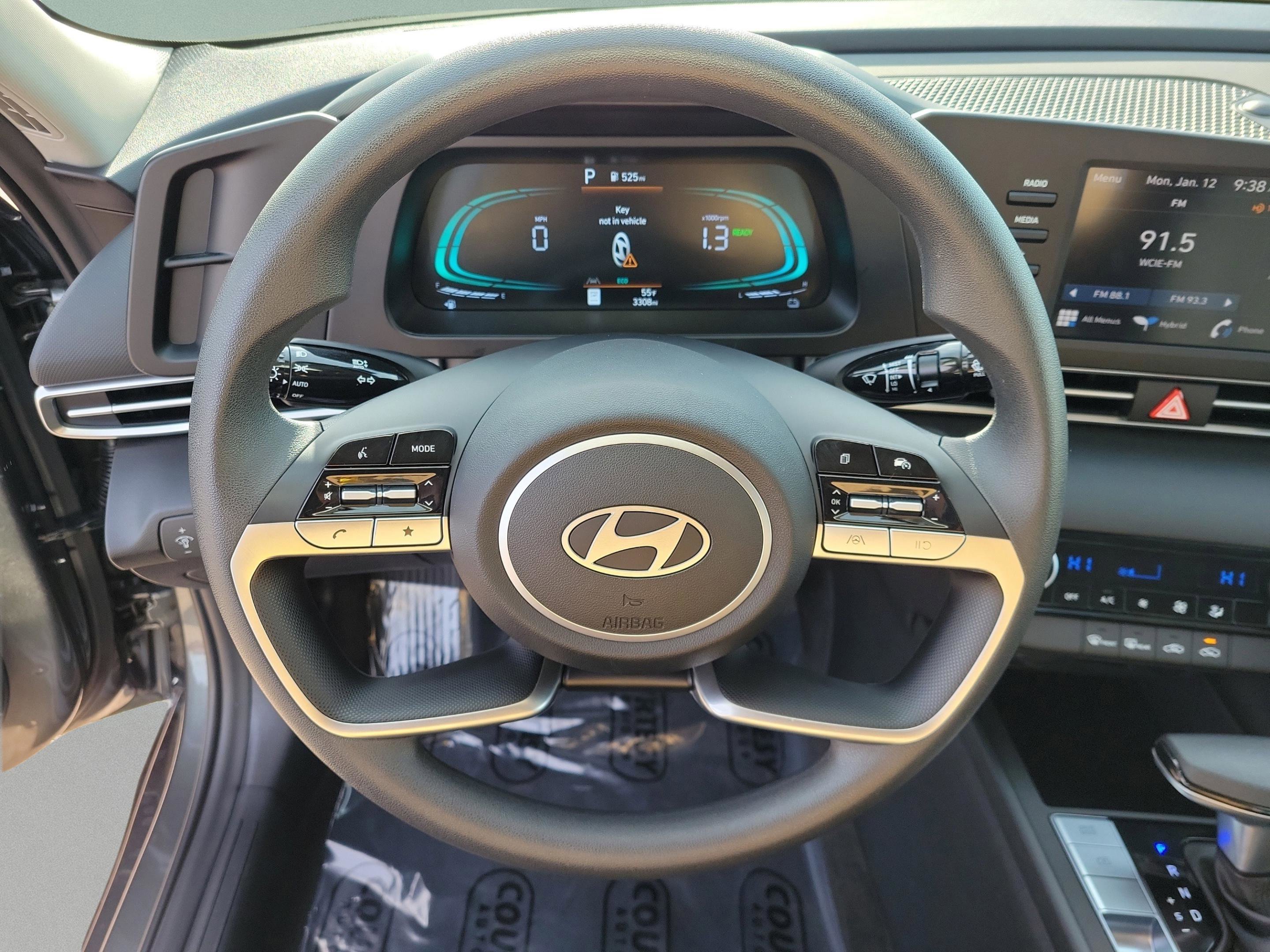 Used 2025 Hyundai Elantra Blue image 16