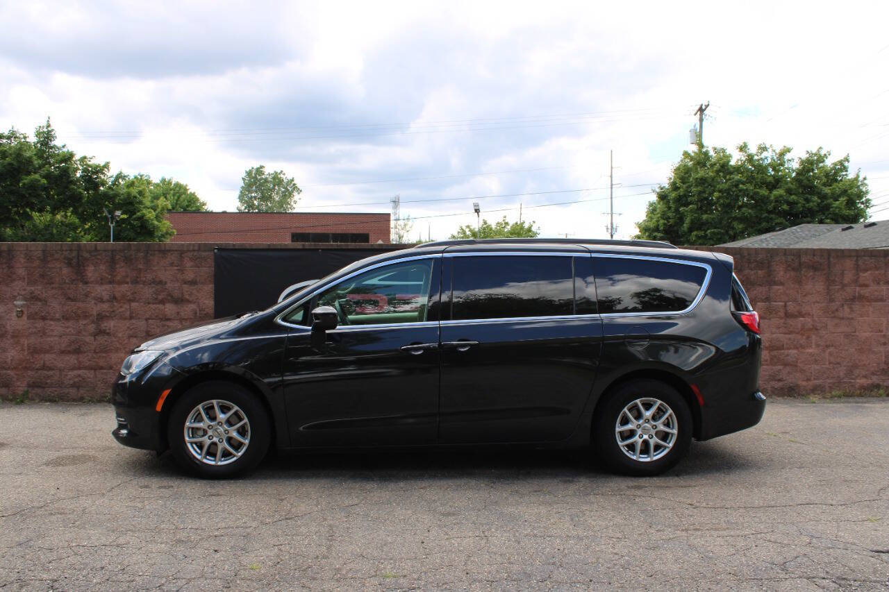 Used 2021 Chrysler Voyager Lxi FWD image 2
