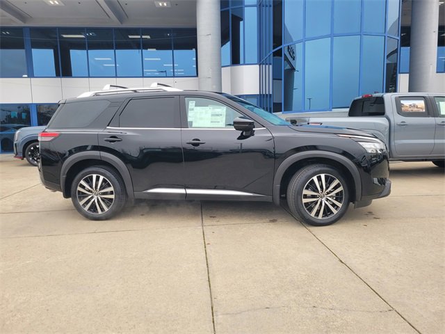 New 2025 Nissan Pathfinder Platinum image 4