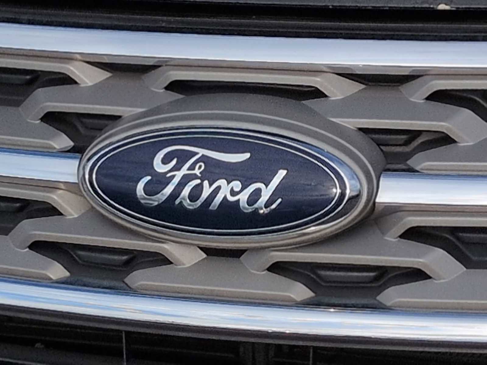 Used 2018 Ford Explorer XLT w/ Equipment Group 202A image 12