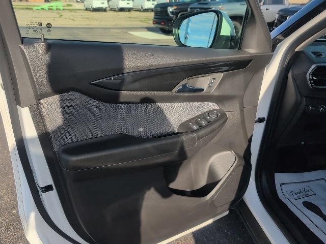 Used 2025 Chevrolet TrailBlazer LT w/ LT Cold Weather Package FWD image 15
