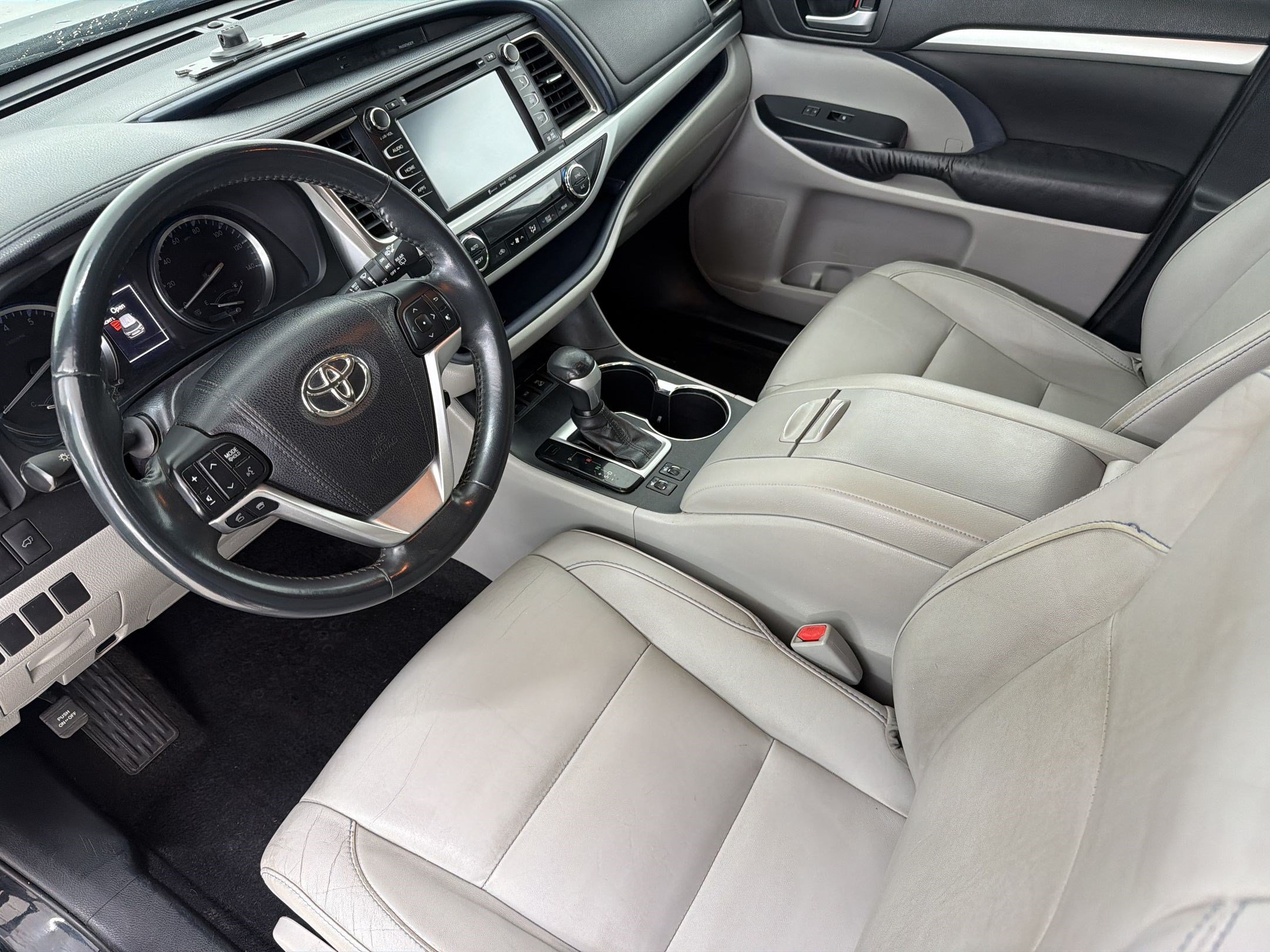Used 2016 Toyota Highlander XLE AWD/4WD image 4