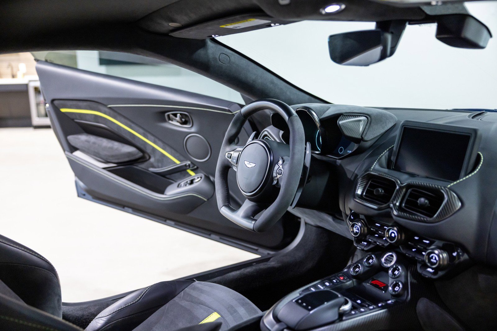 Used 2022 Aston Martin V8 Vantage Coupe RWD image 37