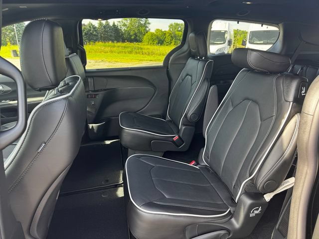 New 2027 Chrysler Pacifica Limited AWD/4WD image 20