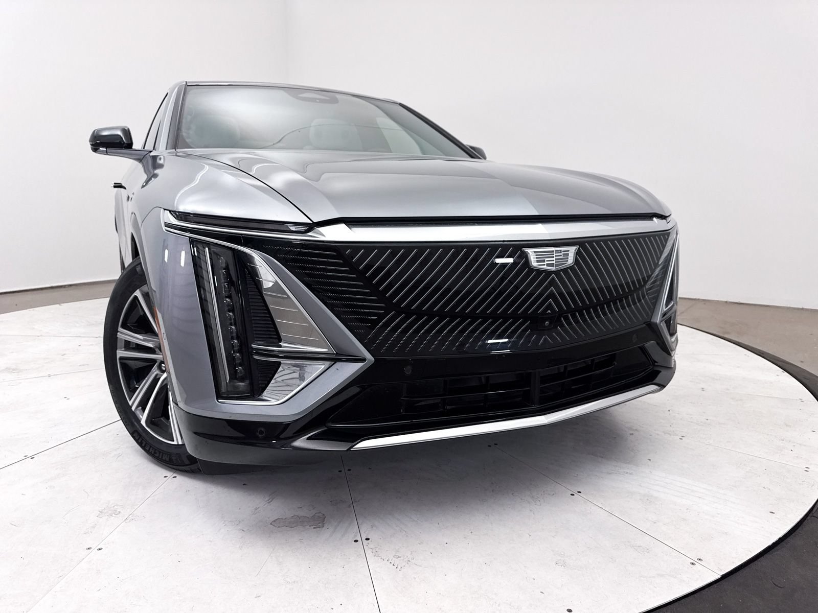 Used 2024 Cadillac Lyriq Luxury AWD/4WD image 7