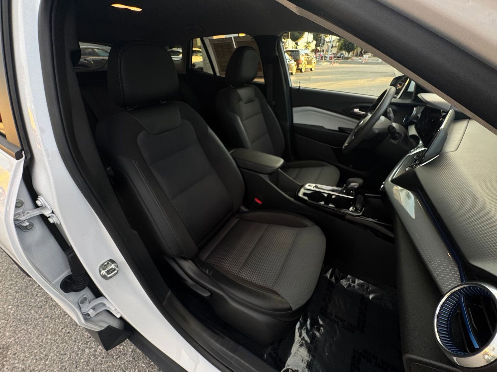 Used 2025 Chevrolet Trax LT image 35