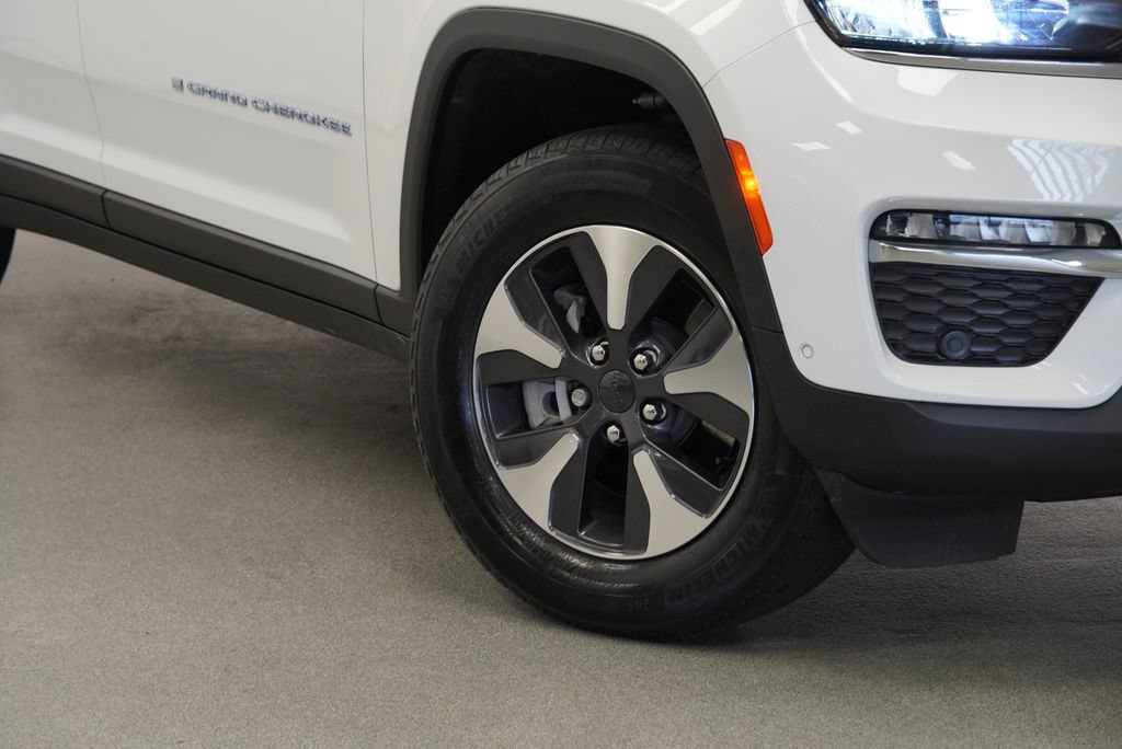Certified 2022 Jeep Grand Cherokee Limited 4xe w/ Luxury Tech Group II AWD/4WD image 4