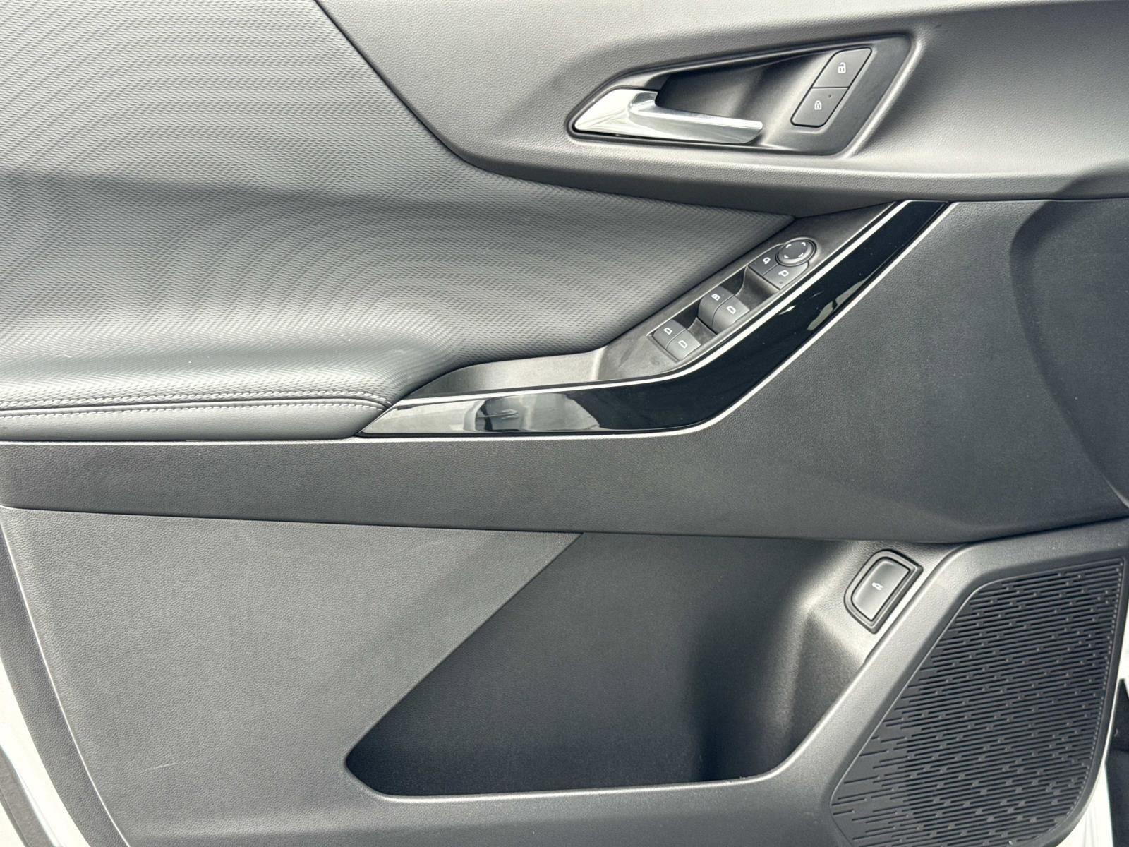 Used 2025 Chevrolet Equinox LT w/ Convenience Package II image 17