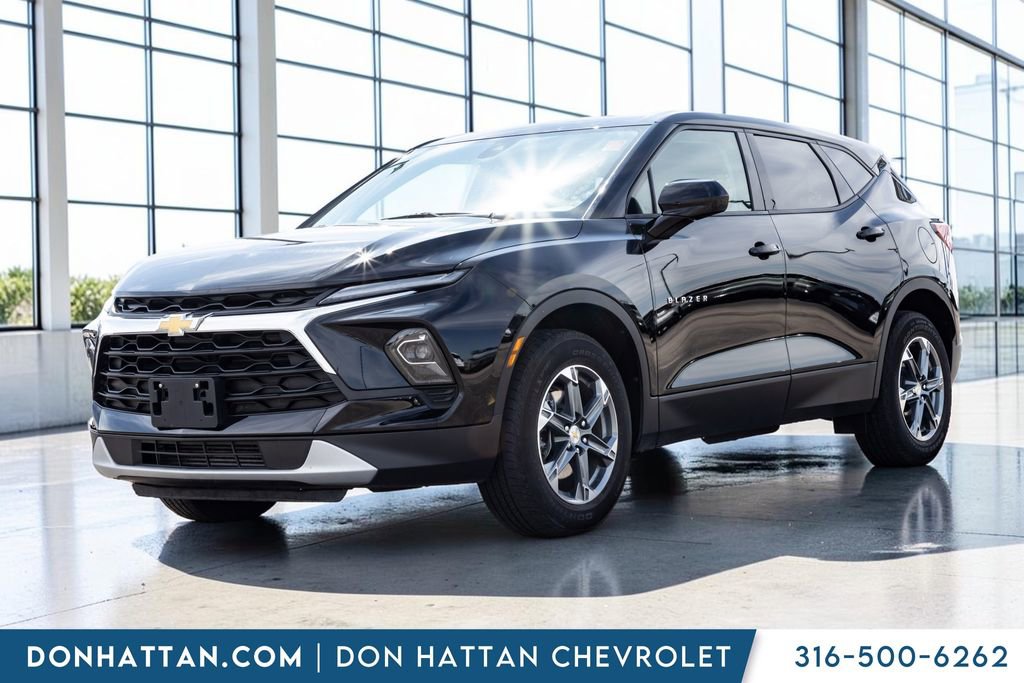 Used 2025 Chevrolet Blazer LT FWD image 1