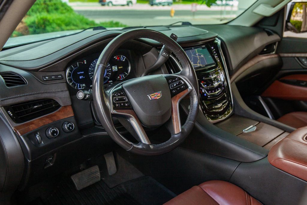 Used 2020 Cadillac Escalade Premium Luxury image 10