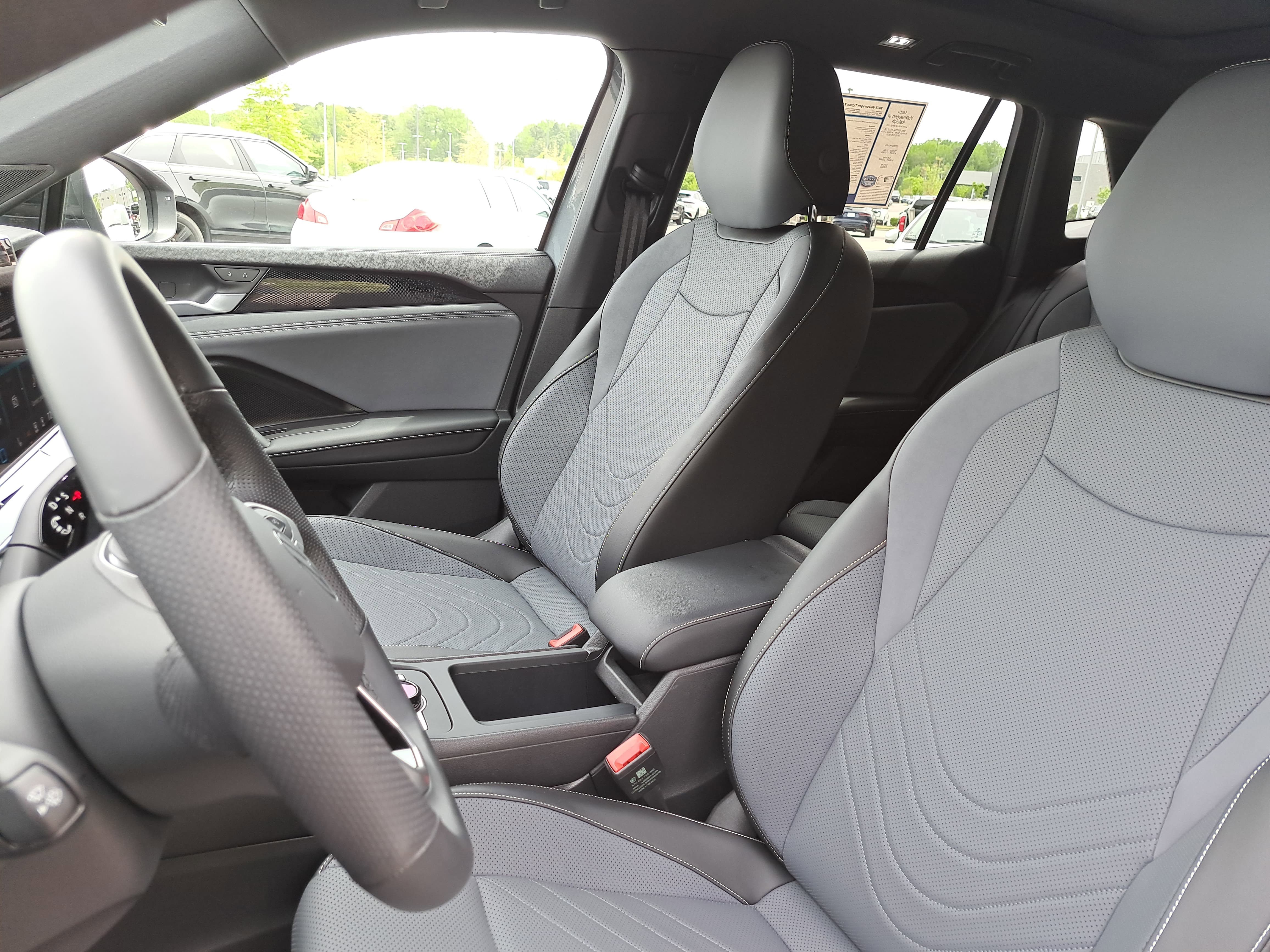 Used 2025 Volkswagen Tiguan SE R-Line image 14