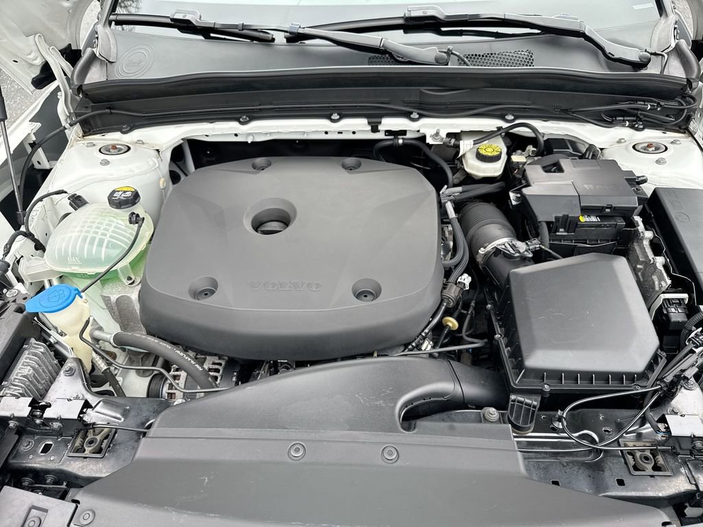 Used 2021 Volvo XC40 T5 R-Design w/ Advanced Package image 18